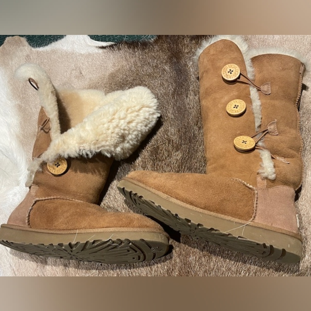 UGG Women's Bailey Button Triplet Boot Size 8